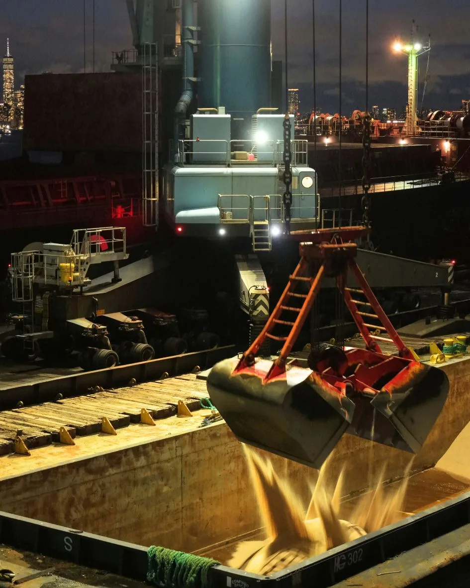At night, the grab drops rock salt into the barge beside the crane